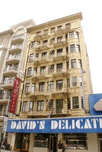 旧金山市中心试金石酒店的前面有蓝色标志的大建筑
