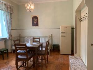 捷克克鲁姆洛夫Pension Amadeus & Apartments的一间带桌子和冰箱的用餐室