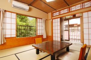 伊势原市渚山庄的一间带桌子和2个窗户的用餐室