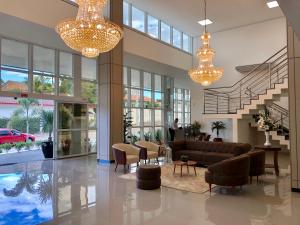 因达亚尔Tri Hotel Executive Indaial的客厅配有沙发、椅子和吊灯