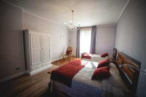 拉莫拉BRAIDE Ospitalità Rurale的一间卧室配有一张大床和一个吊灯。