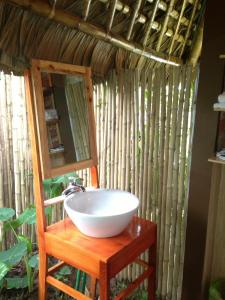 Thái BìnhThai Binh Garden的一间带碗水槽和镜子的浴室