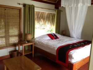 Thái BìnhThai Binh Garden的一间卧室设有一张大床和一个窗户。