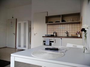 布达佩斯Zoom-Budapest Apartments的一间厨房,在房间内配有白色的台面