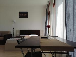 布达佩斯Zoom-Budapest Apartments的一间设有两张床和一张花瓶桌子的房间