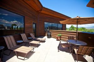 明登Carson Valley Motor Lodge and Extended Stay的庭院配有桌椅和遮阳伞。