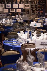 明登卡森谷酒店的一间配备有蓝色桌椅的用餐室