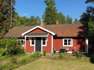 MölntorpWESTERQVARN的院子里的红色房子,配有桌椅