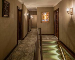 伊斯坦布尔Element Garden的走廊上设有楼梯,墙上挂着一幅画