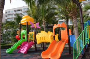 乔木提恩海滩Maldives Laguna Beach Resort 3的公园内的游乐场,配有五颜六色的游戏设备