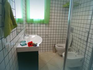维拉西米乌斯阿尔丘平淘酒店的一间带水槽和卫生间的浴室
