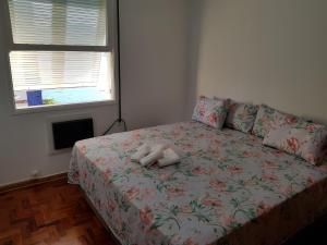 圣维森特岛NAUTILUS SEAVIEW BAY-SV/SP的一间卧室配有一张床,上面有两条毛巾