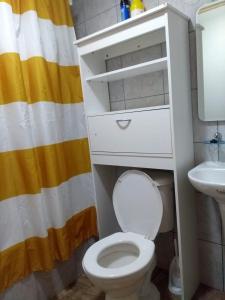 卡斯特鲁Cabañas Reflejo de Luna的浴室配有白色卫生间和盥洗盆。