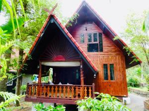 苏梅岛Starbay Samui的森林中带阳台的小型木屋