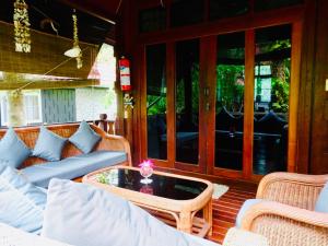 苏梅岛Starbay Samui的门廊配有沙发和咖啡桌