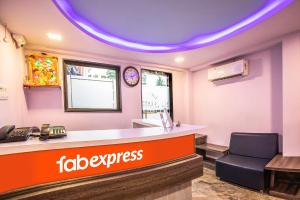 孟买FabExpress Silver Lake的快餐店,带书桌的候机室