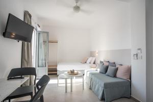 帕罗奇亚Nautilus Apartments-Suites的客厅配有沙发和1张床