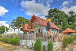 珀尼达岛MESARI Cottage的前面有围栏的房子
