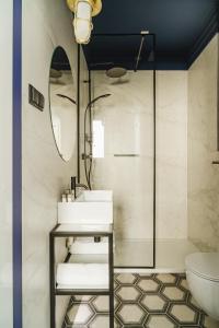 华沙No.4 Residence的一间带水槽和镜子的浴室