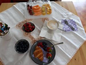 瓦伦纳伊尔博勒蒂诺瓦勒纳住宿加早餐旅馆的一张桌子,上面放着一盘水果和一杯饮料