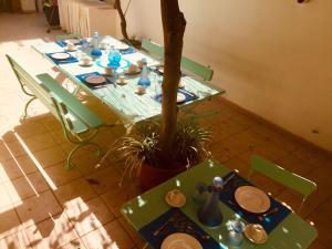 雷阿尔蒙特Villa Majata的绿色桌子、绿色椅子和植物