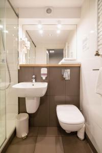 托伦萨那洛扎酒店的一间带水槽、卫生间和镜子的浴室
