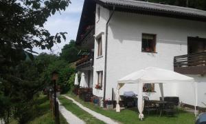 拉登泰因Four bedroom appartement near Bad Kleinkirchheim的前面有一把伞的白色建筑