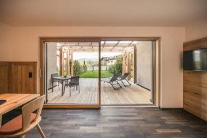 卡尔达罗Weingut Moser Apartments的客厅设有滑动玻璃门,可通往庭院