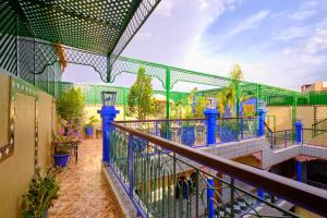 马拉喀什中央宫殿酒店的阳台拥有蓝色栏杆和植物