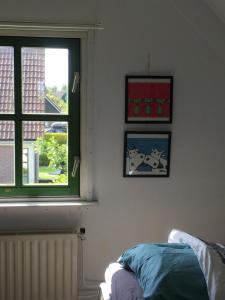 OudesluisZijper Eilant House的卧室设有窗户,卧室内设有一张床