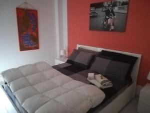 雷卡纳蒂港Appartamento Jet的卧室配有一张白色大床和红色的墙壁