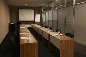 日托米尔Hermes的一间会议室,配有长桌子和椅子以及屏幕