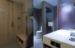 杭州忆泊酒店（杭州西湖店）的客房内设有带水槽和卫生间的浴室