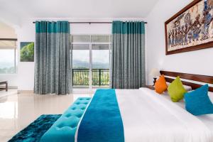康提艾利根特酒店的一间卧室设有一张大床和一个大窗户