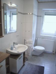 列兴Haus am Sonnenberg的白色的浴室设有水槽和卫生间。