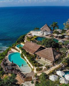 金巴兰La Joya Biu Biu Resort的享有度假胜地的空中景致,设有2个游泳池