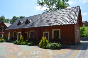 Dolní MoraviceApartmány Divoký Anděl的棕色房子,有 ⁇ 的屋顶