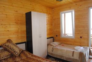 西格纳吉Tsanava's cottage in Sighnaghi的小木屋内一间卧室,配有两张床