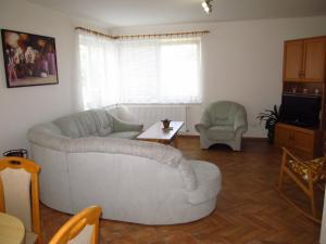 Lomnice nad LužnicíHoliday Home U Čápů的客厅配有白色沙发和两把椅子