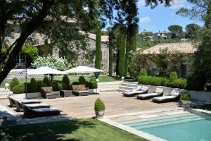 戈尔德洪特瓦隆别墅的带沙发的庭院和庭院内的游泳池