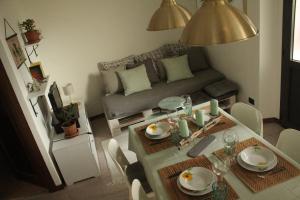 切尔诺比奥Casa all'era的客厅配有桌子和沙发