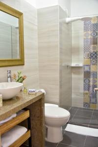 卡塔赫纳Apartamento Ganem 505a的一间带水槽、卫生间和淋浴的浴室