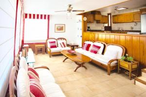 圣阿古斯丁迈阿密海滩简易别墅酒店的客厅配有白色的沙发和桌子