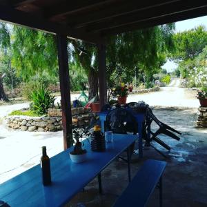 切萨雷奥港Oasi San Pio的凉亭下方的两张蓝色桌子,享有河景