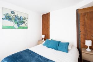 南特L'Esquisse - Appt pour 4 dans le centre de Nantes的一间卧室配有白色床和蓝色枕头