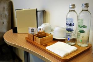 拉塞尼艾Pasažo namai B&B的一张桌子,上面放着一瓶牛奶和一盒纸巾