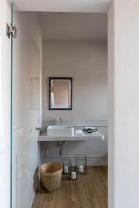 梅纳焦梅纳焦套房酒店的白色的浴室设有水槽和篮子