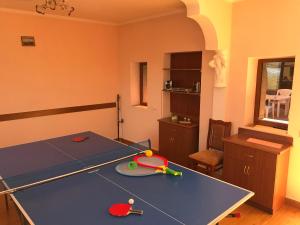 塞凡Armenia VanSevan Hotel的乒乓球桌,带乒乓球桌的房间