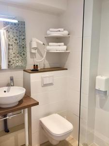 勒拉旺杜博赛特酒店的白色的浴室设有卫生间和水槽。