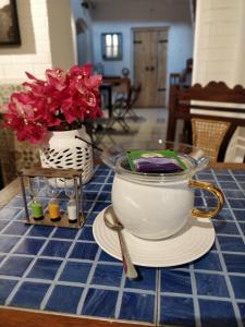 帕纳吉The White Balcao的茶壶和鲜花的桌子